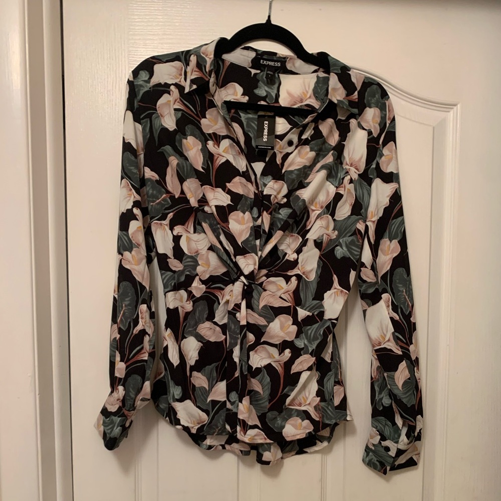 Express Floral Twist-Hem Portofino Blouse